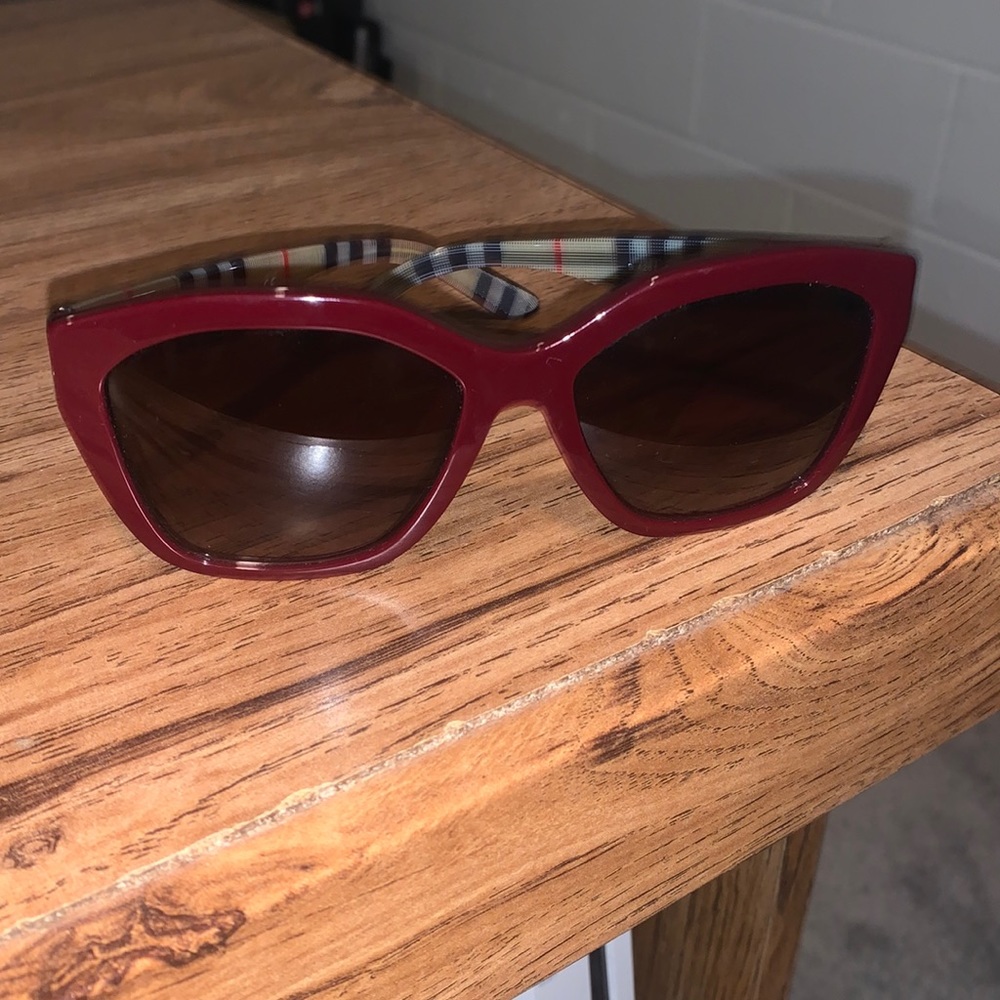 BRAND NEW BURBERRY SUNGLASSES